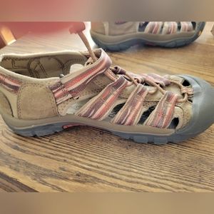 ￼Keen closed toe waterproof Newport H2 sandal in size 5 Big Kid